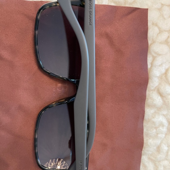 Hugo Boss sunglasses - brand new with case - Picture 4 of 7